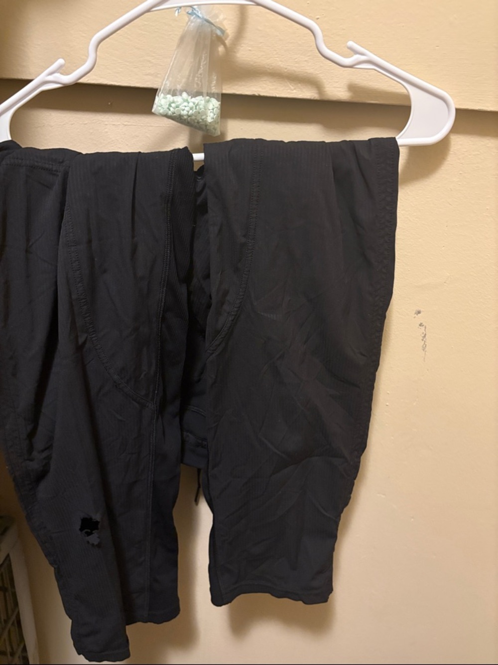 Flawed lululemon short capri pant